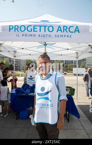 Mailand, Italien. August 2024. Nella foto il Presidente di Progetto Arca Alberto SinigalliaMilano - Italia - Cronaca Marted&#xec;, 13 Agosto, 2024 (Foto di Marco Ottico/Lapresse) Progetto Arca auf der Piazza Duca d'Aosta liefert Wassermelonenstücke und Wasser an Obdachlose und arme Mailand, Italien - Nachrichten Dienstag, 12. August 2024 (Foto von Marco Ottico/Lapresse) Credit: LaPresse/Alamy Live News Stockfoto