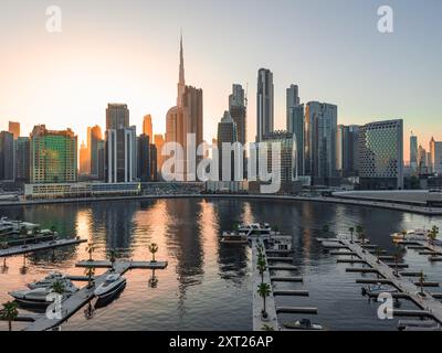 Blick auf die Skyline von Dubai einschließlich des Burj Khalifa, dem höchsten Wolkenkratzer der Welt, aus Sicht der Business Bay in Dubai, VAE Stockfoto