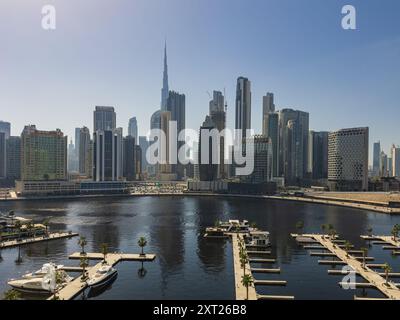 Blick auf die Skyline von Dubai einschließlich des Burj Khalifa, dem höchsten Wolkenkratzer der Welt, aus Sicht der Business Bay in Dubai, VAE Stockfoto