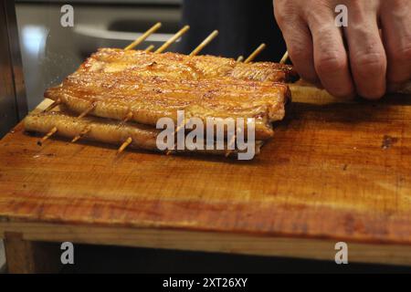 Kochszene mit japanischer Küche (Aal Bowl) in Tokio, Japan Stockfoto