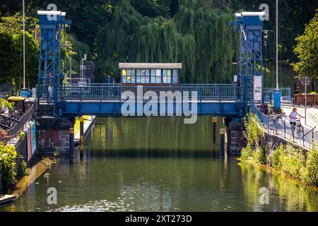 Plau Am See, Deutschland. Juni 2024. Die Liftbrücke über die Elde-Müritz-Wasserstraße in der Altstadt von Plau am See. Quelle: Jens Büttner/dpa/Alamy Live News Stockfoto