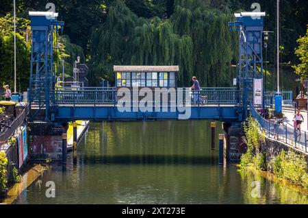 Plau Am See, Deutschland. Juni 2024. Die Liftbrücke über die Elde-Müritz-Wasserstraße in der Altstadt von Plau am See. Quelle: Jens Büttner/dpa/Alamy Live News Stockfoto