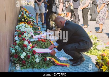 Berlin, Deutschland. August 2024. Kai Wegner (CDU), Regierender Bürgermeister von Berlin, legt zum 63. Jahrestag des Mauerbaus einen Kranz an der Berliner Mauer-Gedenkstätte in der Bernauer Straße. Quelle: Paul Zinken/dpa/Alamy Live News Stockfoto