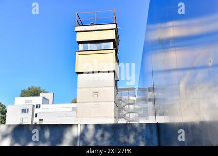 Berlin, Deutschland. August 2024. Der Wachturm auf dem Gelände der Berliner Mauer-Gedenkstätte in der Bernauer Straße, fotografiert zum 63. Jahrestag des Mauerbaus. Quelle: Paul Zinken/dpa/Alamy Live News Stockfoto