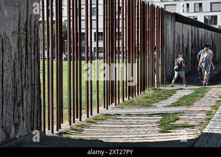 Berlin, Deutschland. August 2024. Besucher spazieren am ehemaligen Mauerstreifen an der Berliner Mauer-Gedenkstätte in der Bernauer Straße zum 63. Jahrestag des Mauerbaus. Quelle: Paul Zinken/dpa/Alamy Live News Stockfoto