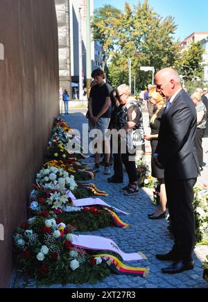 Berlin, Deutschland. August 2024. Kai Wegner (CDU), Regierender Bürgermeister von Berlin, legte zum 63. Jahrestag des Mauerbaus einen Kranz an der Berliner Mauer-Gedenkstätte in der Bernauer Straße. Quelle: Paul Zinken/dpa/Alamy Live News Stockfoto