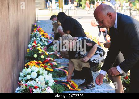 Berlin, Deutschland. August 2024. Kai Wegner (CDU), Regierender Bürgermeister von Berlin, legt zum 63. Jahrestag des Mauerbaus einen Kranz an der Berliner Mauer-Gedenkstätte in der Bernauer Straße. Quelle: Paul Zinken/dpa/Alamy Live News Stockfoto