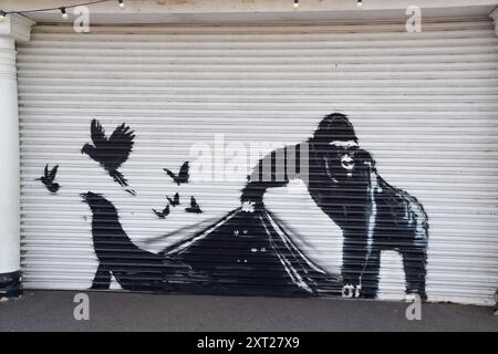 London, Großbritannien. August 2024. Am Eingang des Londoner Zoos erschien ein neues Kunstwerk von Banksy, das einen Gorilla darstellt, der Tiere freisetzt. Das ist das neunte neue Kunstwerk in so vielen Tagen in London von dem schwer fassbaren Straßenkünstler. Quelle: Vuk Valcic/Alamy Live News Stockfoto