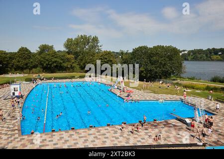 Hamburg, Deutschland. August 2024. Blick auf den Außenpool im Bäderland Finkenwerder. Quelle: Georg Wendt/dpa/Alamy Live News Stockfoto