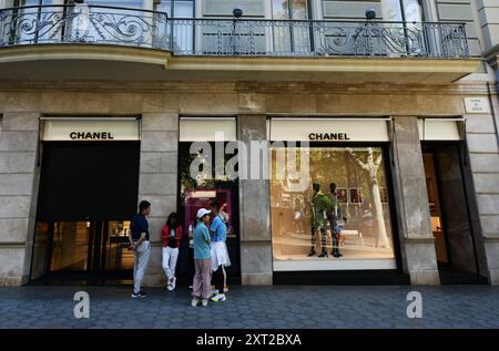 Chinesischer Tourist wartet auf die Eröffnung des Chanel-Ladens am Passeig de Gràcia in Barcelona, Spanien. Stockfoto