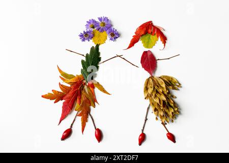 Bunte Feenfiguren aus Blättern, herbstliches Handwerk, diy-Ideen, Cepativity, tanzende Feen Stockfoto