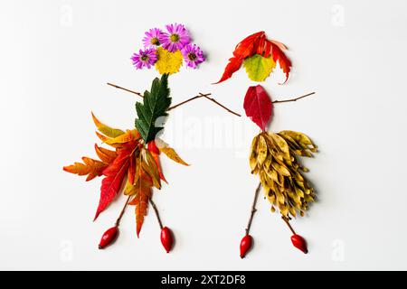 Bunte Feenfiguren aus Blättern, herbstliches Handwerk, diy-Ideen, Cepativity, tanzende Feen Stockfoto