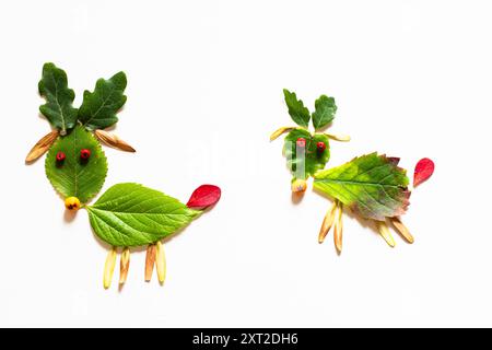 Farbenfrohe Feenfiguren aus Blättern und Blumen, herbstliches Handwerk, diy-Ideen, Zepativität, bunte Hirschtiere Stockfoto