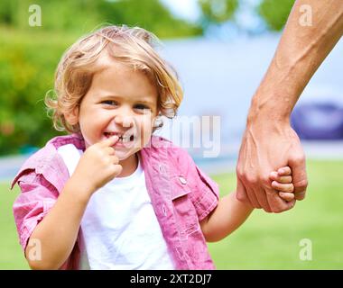 Hände halten, alleinerziehende Eltern oder Kind im Park für Porträt, Liebe oder Verbundenheit zum Gehen oder zur Pflege. Vater, glücklicher Junge oder Vormund in der Natur Stockfoto