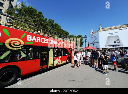 Die Stadtbusse fahren von der Plaza de Catalunya in Barcelona, Spanien. Stockfoto