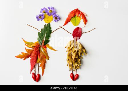 Farbenfrohe Feenfiguren aus Blättern und Blumen, herbstliches Handwerk, diy-Ideen, Cepativity, tanzende Feen Stockfoto