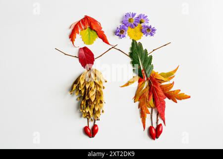 Farbenfrohe Feenfiguren aus Blättern und Blumen, herbstliches Handwerk, diy-Ideen, Cepativity, tanzende Feen Stockfoto