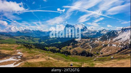 Panoramablick von der Seiser Alm zu den Dolomiten in Italien, Drohnenaufnahme. Stockfoto