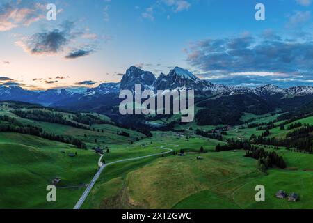 Panoramablick von der Seiser Alm zu den Dolomiten in Italien, Drohnenaufnahme. Stockfoto