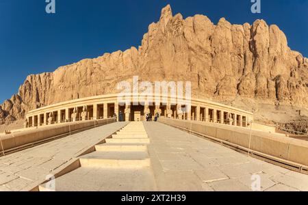 Luxor, Ägypten; 16. Januar 2024: Besuch des rätselhaften Leichentempels der Königin Hatschepsut. Erkunden Sie die Details des Tempels, entdecken Sie Stockfoto