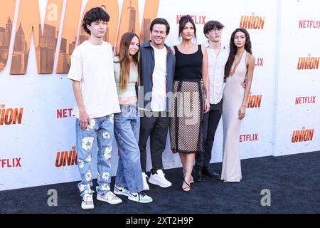 Hollywood, Usa. August 2024. HOLLYWOOD, LOS ANGELES, KALIFORNIEN, USA - 12. AUGUST: Mark Wahlberg, Ehefrau Rhea Durham, Sohn Michael Wahlberg und Sunni Gaines kommen am 12. August 2024 zur Premiere von Netflix's „The Union“ im Egyptian Theatre Hollywood in Hollywood, Los Angeles, Kalifornien, USA. (Foto: Xavier Collin/Image Press Agency) Credit: Image Press Agency/Alamy Live News Stockfoto