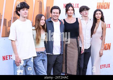 Hollywood, Usa. August 2024. HOLLYWOOD, LOS ANGELES, KALIFORNIEN, USA - 12. AUGUST: Mark Wahlberg, Ehefrau Rhea Durham, Sohn Michael Wahlberg und Sunni Gaines kommen am 12. August 2024 zur Premiere von Netflix's „The Union“ im Egyptian Theatre Hollywood in Hollywood, Los Angeles, Kalifornien, USA. (Foto: Xavier Collin/Image Press Agency) Credit: Image Press Agency/Alamy Live News Stockfoto