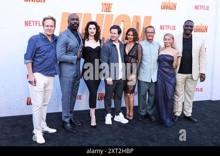 Hollywood, Usa. August 2024. HOLLYWOOD, LOS ANGELES, KALIFORNIEN, USA - 12. AUGUST: Patch Darragh, Jennifer Madeloff, Mike Colter, Stephen Levinson, Jessica de Gouw, Mark Wahlberg, Halle Berry, Julian Farino, Alice Lee, Adewale Akinnuoye-Agbaje, Dan Lin und Jeff G. Waxman kommen am 12. August 2024 zur Premiere von Netflix's 'The Union' im Egyptian Theatre Hollywood in Los Angeles, Kalifornien, USA. (Foto: Xavier Collin/Image Press Agency) Credit: Image Press Agency/Alamy Live News Stockfoto