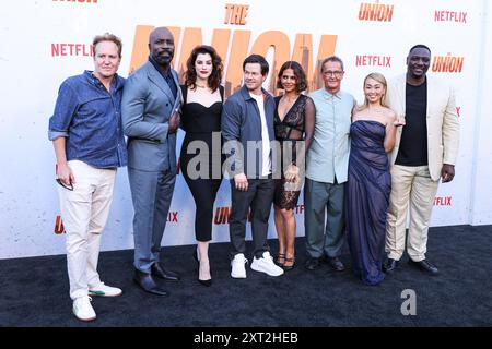 Hollywood, Usa. August 2024. HOLLYWOOD, LOS ANGELES, KALIFORNIEN, USA - 12. AUGUST: Patch Darragh, Jennifer Madeloff, Mike Colter, Stephen Levinson, Jessica de Gouw, Mark Wahlberg, Halle Berry, Julian Farino, Alice Lee, Adewale Akinnuoye-Agbaje, Dan Lin und Jeff G. Waxman kommen am 12. August 2024 zur Premiere von Netflix's 'The Union' im Egyptian Theatre Hollywood in Los Angeles, Kalifornien, USA. (Foto: Xavier Collin/Image Press Agency) Credit: Image Press Agency/Alamy Live News Stockfoto