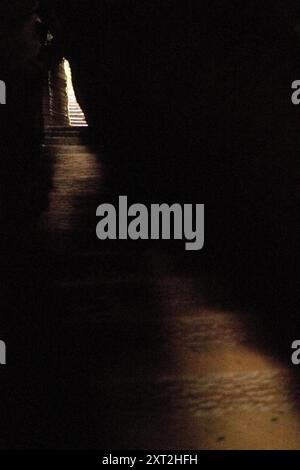 Schmaler Steinweg, der sich durch Felsformationen schlängelt, die in einer natürlichen abgeschiedenen Umgebung nach oben führen Stockfoto