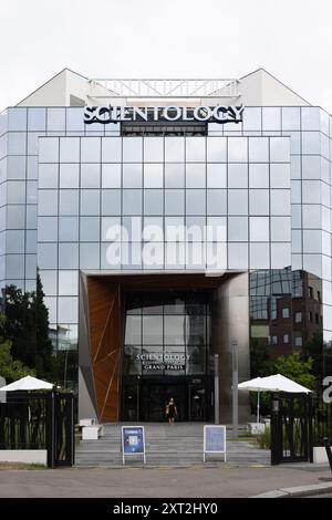 Die Fassade des Hauptquartiers der Scientology Kirche in Saint-Denis, nördlich von Paris, am 13. August 2024. Die Scientology Kirche, die in Frankreich durch mehrere parlamentarische Berichte als Kult eingestuft wurde. Foto: Raphael Lafargue/ABACAPRESS. KOM Stockfoto