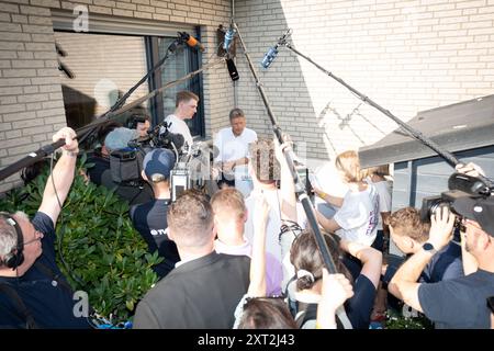 Nachfragen Bundesminister Robert Habeck informiert sich vor Ort zum Thema Erneuerbares Heizen - Besichtigung Einfamilienhaus mit PV-Anlage und Erneuerbare Heizung der Firma 1KOMMA5Â der Bundesminister im Gespräch mit der Hauseigentümerin Roswitha Mende zu den Themen Smartmeter, nachgefragt Bundesminister Robert Habeck informiert sich vor Ort zum Thema Erneuerbares Heizen - Besichtigung Einfamilienhaus mit PV-Anlage und Erneuerbare Heizung der Firma 1KOMMA5Â der Bundesminister im Gespräch mi, Laatzen Niedersachsen Stockfoto