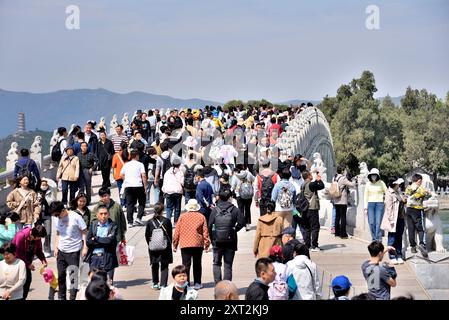 Touristen, die am 20. April 2024 den Sommerpalast besuchen, einen Komplex von Gärten und Palästen in Peking, der Hauptstadt Chinas Stockfoto