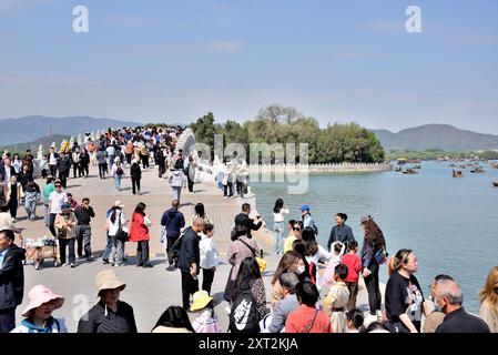 Touristen, die am 20. April 2024 den Sommerpalast besuchen, einen Komplex von Gärten und Palästen in Peking, der Hauptstadt Chinas Stockfoto