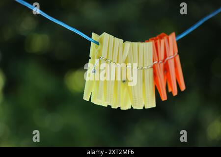 Klamottenpflaster an einem Seil Stockfoto