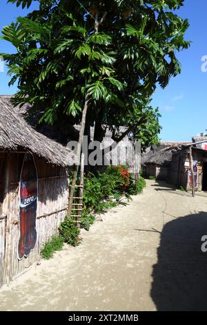 Coca Cola Zero Werbespot an der Wand einer typischen Bambus- und Palmblattstrohhütte, Carti Yandup Island, San Blas Inseln, Panama Stockfoto