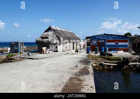 Typisches Haus aus Bambus mit Palmblättern, neben dem Büro der Demokratischen Revolutionären Partei, Carti Yandup Island, San Blas Inseln Stockfoto