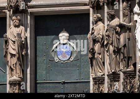 Papsttür am südlichen Querschiff des Doms, Köln, Deutschland. Bronzeguss mit Mosaikeinlagen von Ewald Mataré, Emblem von Papst Pius XII Stockfoto