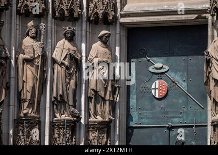 Bischopentür am südlichen Querschiff des Doms, Köln, Deutschland. Bronzeguss mit Mosaikeinlagen von Ewald Mataré, Emblem des Erzbischofs J. Stockfoto