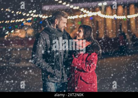 Zwei Personen im City Park an Neujahr frostige Wetter Augen Romanze Moment der Nähe tragen warme Wintermäntel im Freien Stockfoto