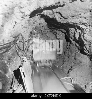 Aktuell 11-1951: Wandern unter den Straßen. In Oslos Abwassersystem. Foto: Arne Kjus / aktuell / NTB ***Foto ist nicht bildverarbeitet*** dieser Bildtext wird automatisch übersetzt dieser Bildtext wird automatisch übersetzt Stockfoto