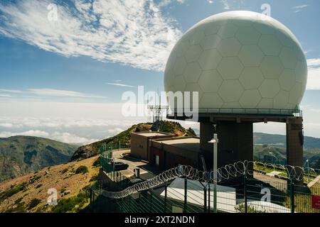 Blick auf das Observatorium auf dem Pico do Arieiro tagsüber. Portugal, Madeira. Hochwertige Fotos Stockfoto