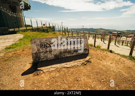 Blick auf das Observatorium auf dem Pico do Arieiro tagsüber. Portugal, Madeira. Hochwertige Fotos Stockfoto