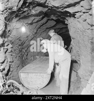 Aktuell 11-1951: Wandern unter den Straßen. In Oslos Abwassersystem. Foto: Arne Kjus / aktuell / NTB ***Foto ist nicht bildverarbeitet*** dieser Bildtext wird automatisch übersetzt dieser Bildtext wird automatisch übersetzt Stockfoto