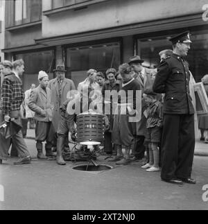 Aktuell 11-1951: Wandern unter den Straßen. In Oslos Abwassersystem. Foto: Arne Kjus / aktuell / NTB ***Foto ist nicht bildverarbeitet*** dieser Bildtext wird automatisch übersetzt dieser Bildtext wird automatisch übersetzt Stockfoto