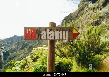 Der Beginn der PR1 vom Pico do Areeiro-Pfad nach Pico Ruivo, Madeira, Portugal. Hochwertige Fotos Stockfoto