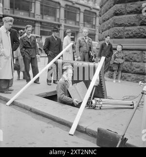 Aktuell 11-1951: Wandern unter den Straßen. In Oslos Abwassersystem. Foto: Arne Kjus / aktuell / NTB ***Foto ist nicht bildverarbeitet*** dieser Bildtext wird automatisch übersetzt dieser Bildtext wird automatisch übersetzt Stockfoto