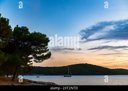 Schatzinsel bei Sonnenuntergang mit einem Segelschiff Stockfoto