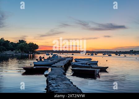 Wunderbarer Sonnenschein über dem alten Pier in Medulin Kroatien Stockfoto
