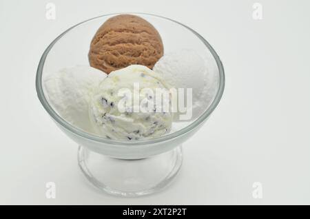 Eis in einer Glasschale, Nahaufnahme, isoliert auf weißem Hintergrund Stockfoto