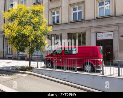 OSTRAVA, TSCHECHISCHE REPUBLIK - 19. JUNI 2024: Roter Volkswagen Transporter Panelwagen vor MSVK, technische Bibliothek in Ostrava Stockfoto